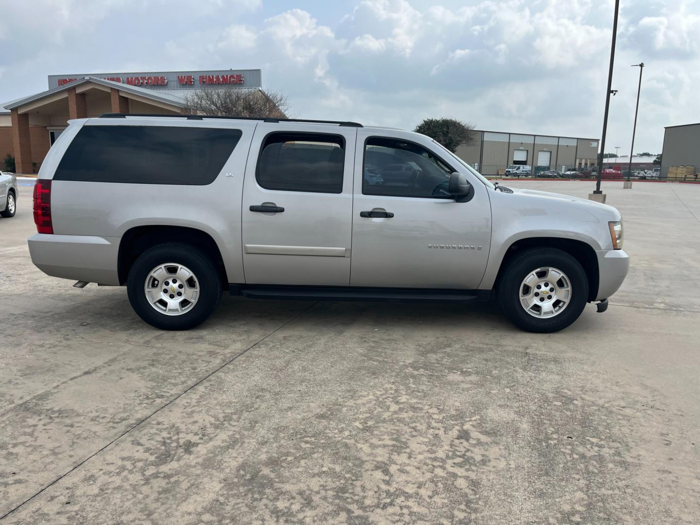 2009 SILVER /TAN Chevrolet Suburban LS 1500 2WD (1GNFC16069J) with an 5.3L V8 OHV 16V FFV engine, 4-Speed Automatic transmission, located at 14700 Tomball Parkway 249, Houston, TX, 77086, (281) 444-2200, 29.928619, -95.504074 - Photo#7